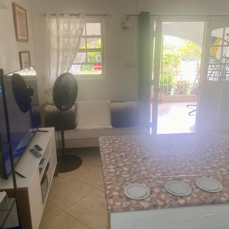 West Coast 1 Bedroom Apartment 66 - Close To Beach Сент-Джеймс Экстерьер фото