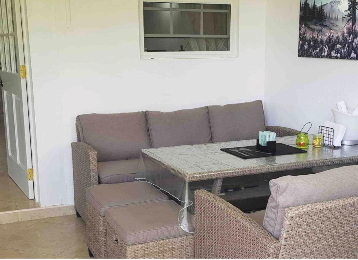 West Coast 1 Bedroom Apartment 66 - Close To Beach Сент-Джеймс Экстерьер фото