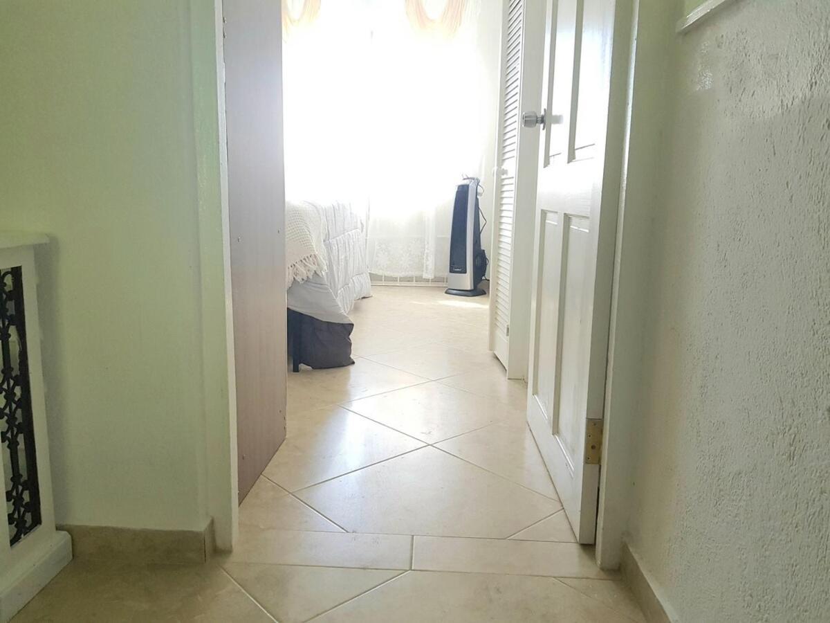 West Coast 1 Bedroom Apartment 66 - Close To Beach Сент-Джеймс Экстерьер фото