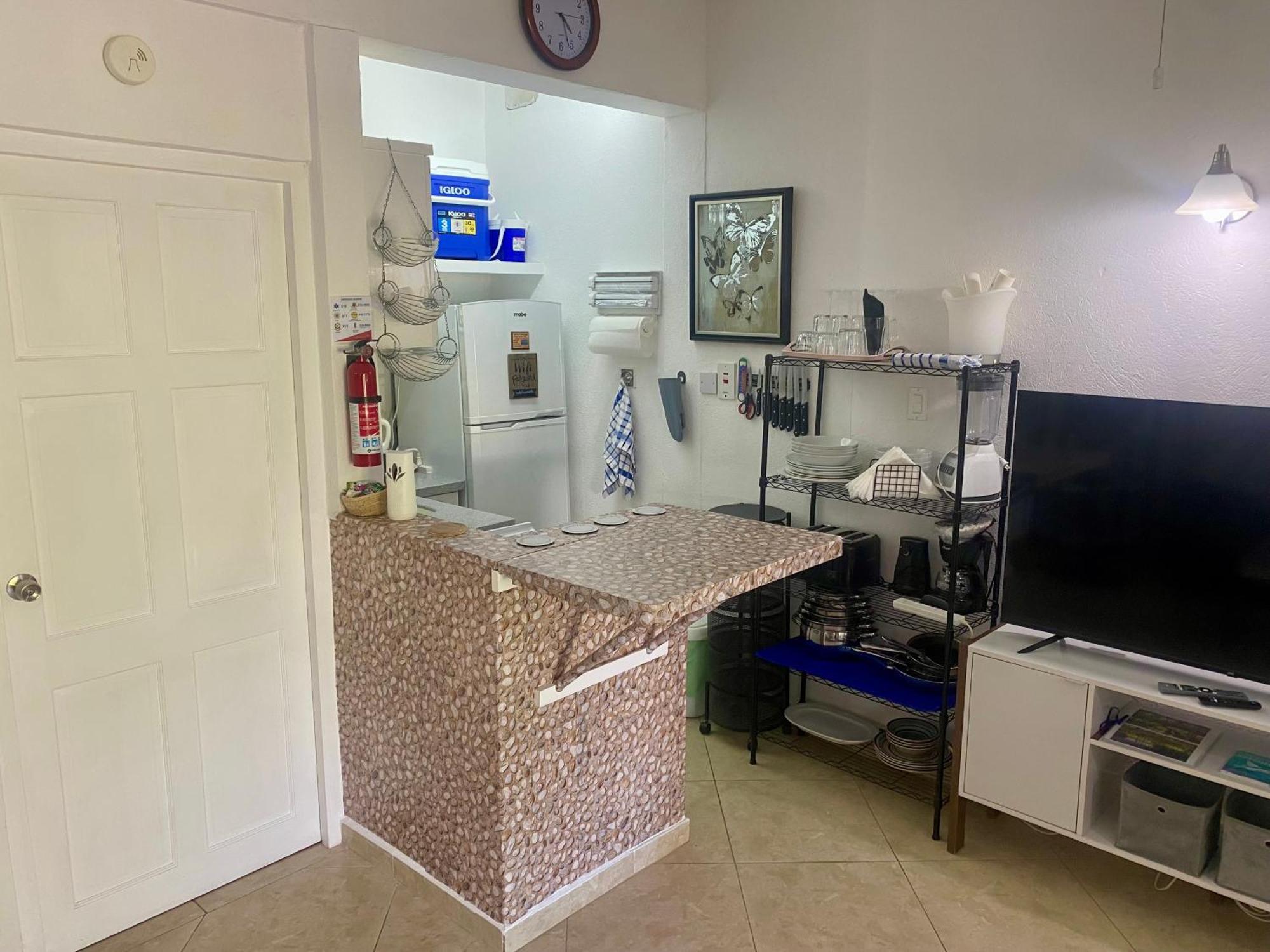 West Coast 1 Bedroom Apartment 66 - Close To Beach Сент-Джеймс Экстерьер фото